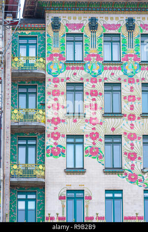 Majolikahaus Wien, Blick auf das Majolika-Haus im Wiener Naschmarkt, ein Paradebeispiel für den Jugendstil-Jugendstil in der Architektur. Stockfoto