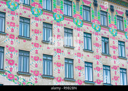 Wien Eingangstüre, Ansicht der Majolika-Haus im Bereich der Naschmarkt Wien - ein Paradebeispiel für den Jugendstil Art-nouveau-Stil in der Architektur. Stockfoto