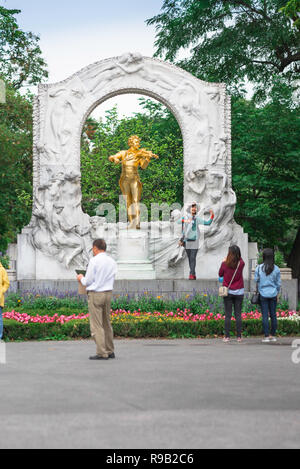 Wien Tourismus, Ansicht von Touristen, die die berühmte Goldstatue von Johann Strauss im Stadtpark in Wien, Österreich, besuchen. Stockfoto