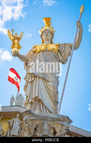 Wiener Parlament, Blick auf die Statue auf dem Athena-Brunnen am Eingang zum Parlament - oder Parlament - Gebäude in Wien, Österreich. Stockfoto