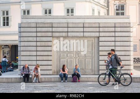 Wien Holocaust Memorial, das Holocaust-Denkmal, entworfen von Rachel Whiteread ist ein Denkmal für die 65.000 österreichischen Juden, die während des Holocaust gestorben. Stockfoto