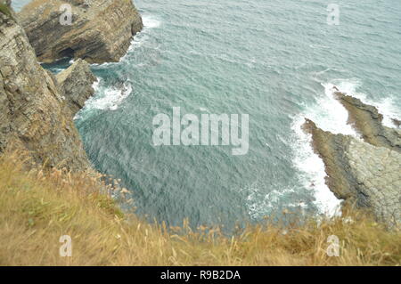 Reihe von schönen Klippen von Cabo De Vidio. Juli 30, 2015. Landschaften, Natur, Reisen. Cudillero, Asturien, Spanien. Stockfoto