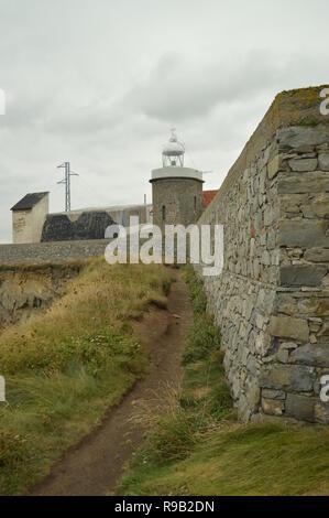 Schönen Leuchtturm am Kap de Vidio. Juli 30, 2015. Landschaften, Natur, Reisen. Cudillero, Asturien, Spanien. Stockfoto