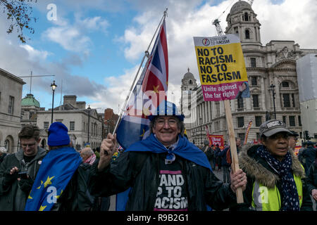 Ein Mann mit Union Jack bei anti-faschistische, anti Rassismen und Nein zu Tommy Robinson März, die in Central London im Dezember 2018 stattfand. Stockfoto