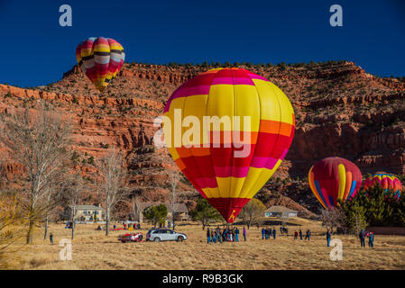 Bunte Heißluftballons gegen den tiefblauen Himmel und Wüste Klippen. Stockfoto