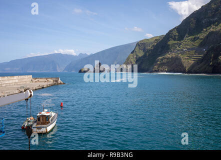 Porto Moniz, Madeira, Portugal - 18 April 2018: Fischerei-und Yachthafen in Porto Moniz an der Nordküste Madeiras. Portugal Stockfoto