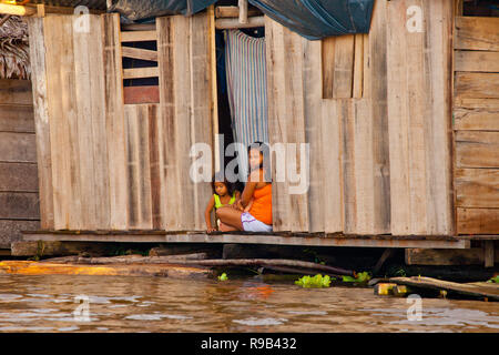 Familie in den überfluteten Fluss Amazonas in Belen, Iquitos, Peru Stockfoto