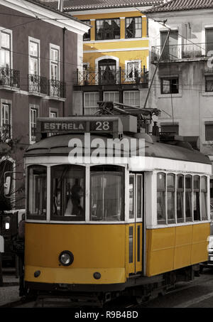 Lissabon, Portugal. Die berühmten Nummer 28 Straßenbahn, die viele der Lissabon Denkmäler auf das historische Zentrum der Route führt. Schwarz & Weiß, Selektive Farbe. Stockfoto