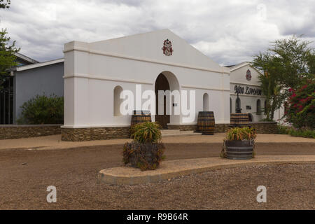 Van Loveren Weinkeller Gebäude in Robertson gegen einen bewölkten Himmel Hintergrund in der Western Cape, Südafrika Stockfoto