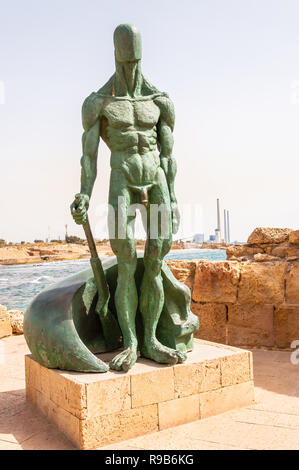 Caesarea, Israel - 22. Mai 2012: Bronze Skulptur Kunst eines Kriegers, die die alten Caesarea im Norden Israels Stockfoto