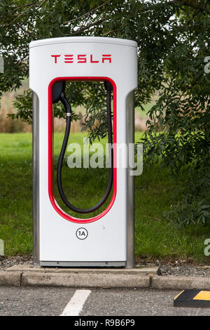 Tesla auto Ladestationen an der Autobahn eine Tankstelle, UK. Stockfoto