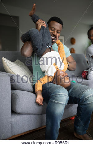 Mitte erwachsenen Mann mit Vater mit Söhnen im Garten spielen Stockfoto