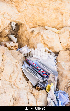 Briefe an Gott SCHOB zwischen die Steine an der westlichen Mauer in Jerusalem. Stockfoto