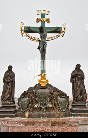 Statue des Heiligen Kreuz und Golgatha auf der Karlsbrücke in Prag in der Tschechischen Republik Stockfoto