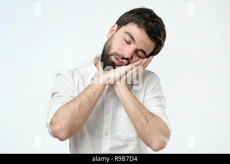 Bärtiger Mann mit unordentlichen Haar und Bart, nach einem harten Tag die Müdigkeit Stockfoto