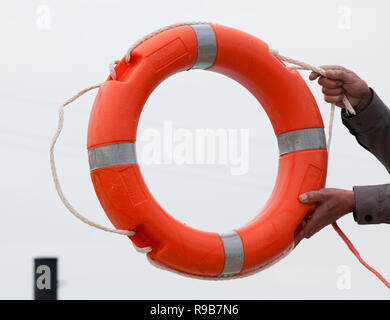 Mann hält das Leben Boje Stockfoto