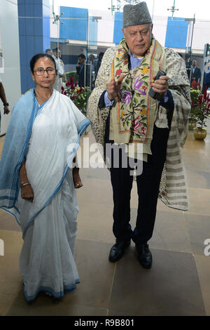 Howrah, Indien. 21 Dez, 2018. Nationale Konferenz Präsident Farooq Abdullah trifft West Bengal Chief Minister Mamata Banerjee am Staatssekretariat Nabanna in Howrah. Credit: Saikat Paul/Pacific Press/Alamy leben Nachrichten Stockfoto