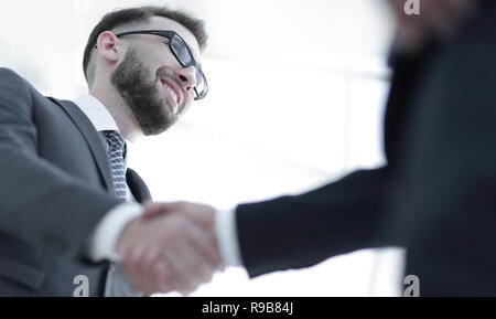 Erfolgreiche Geschäft Leute handshaking nach guter Deal. Stockfoto