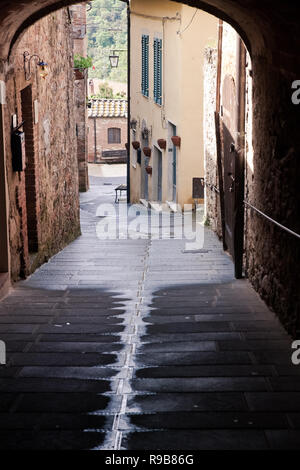 Mittelalterliche engen Sreet in Asciano, Italien Stockfoto