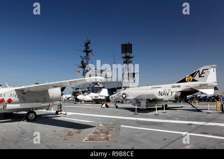 USA, Kalifornien, San Diego, ein Paar der Flugzeuge, welche die Waren auf der USS Midway trägt, befindet sich auf der USS Midway Museum Stockfoto