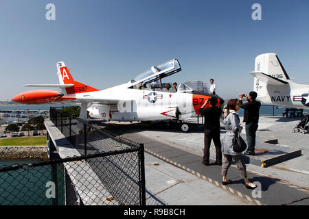 USA, Kalifornien, San Diego, ein Paar der Flugzeuge, welche die Waren auf der USS Midway trägt, befindet sich auf der USS Midway Museum Stockfoto