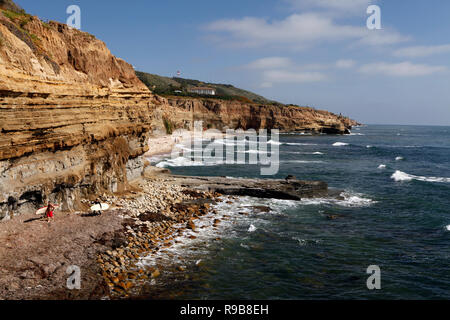 USA, Kalifornien, San Diego, zwei Surfer Spaziergang entlang der Sunset Cliffs im Ocean Beach Stockfoto