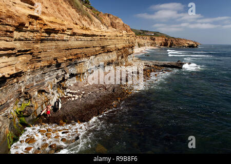 USA, Kalifornien, San Diego, zwei Surfer Spaziergang entlang der Sunset Cliffs im Ocean Beach Stockfoto