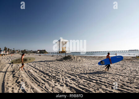 USA, Kalifornien, San Diego, zwei Surfer auf dem Wasser am Ocean Beach Head Stockfoto