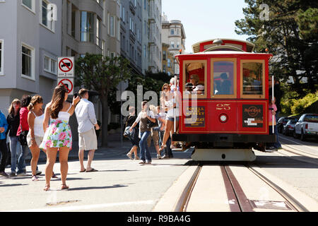 USA, Kalifornien, San Francisco, einen Trolley Stops und sinkt die Passagiere an der Kreuzung der Lombard und Hyde Straßen Stockfoto