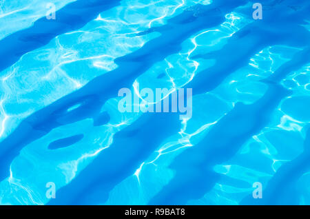 Blue Water Hintergrund im Schwimmbad Stockfoto