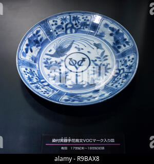 Nagasaki, Japan - 22. Oktober 2018: Japanische Porzellan Werbeartikel mit VOC-Zeichen im Museum in Dejima, Nagasaki ausgestellt Stockfoto