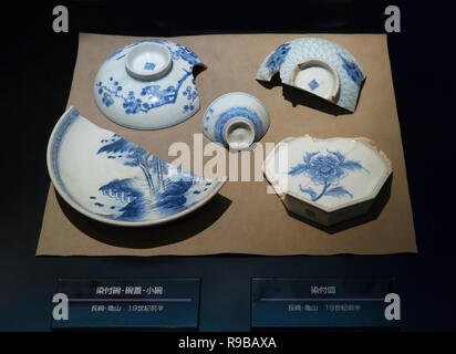Nagasaki, Japan - 22. Oktober 2018: Fragmences der japanischen Porzellan Werbeartikel im Museum in Dejima, Nagasaki ausgestellt Stockfoto