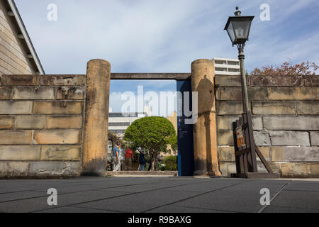 Nagasaki, Japan - 22. Oktober 2018: Eingang zum Garten in der rekonstruierten Gebäude in Dejima, Nagasaki Stockfoto