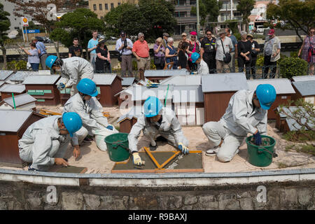 Nagasaki, Japan - 22. Oktober 2018: Studenten ein Wiederaufbau im Modell des historischen Gebäuden in Dejima, Nagasaki Stockfoto