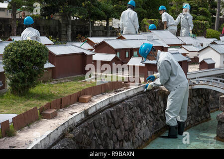 Nagasaki, Japan - 22. Oktober 2018: Studenten ein Wiederaufbau im Modell des historischen Gebäuden in Dejima, Nagasaki Stockfoto