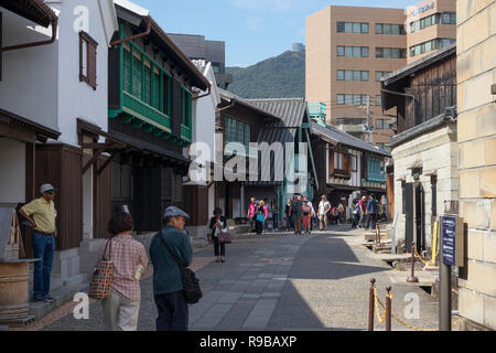 Nagasaki, Japan - 22. Oktober 2018: Touristen zu Fuß in einem rekonstruierten Straße in Dejima, Nagasaki Stockfoto