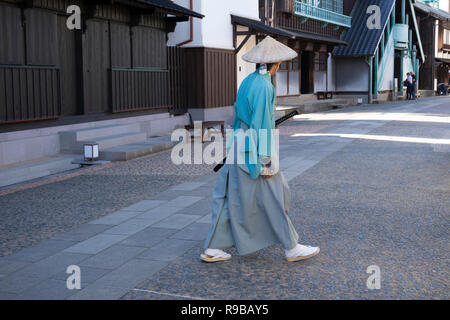 Nagasaki, Japan - Oktober 22, 2018: traditionell gekleideten Japaner in Hakama Spaziergänge durch die Straße in Dejima, Nagasaki Stockfoto
