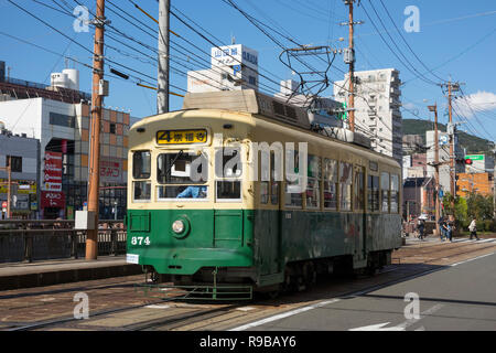 Nagasaki, Japan - 22. Oktober 2018: Retro elektrische Straßenbahn in Nagasaki Stockfoto