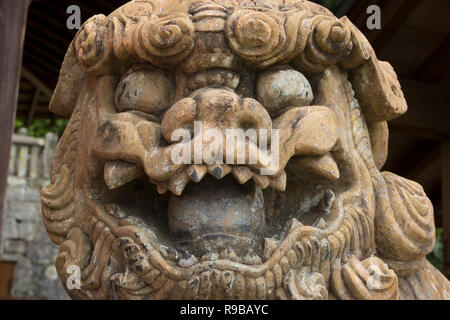 Nagasaki, Japan - 22. Oktober 2018: die traditionellen alten steinernen Löwen Wächter an der Sofukuji Tempel Nahaufnahme Stockfoto