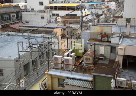 Nagasaki, Japan - Oktober 23, 2018: Blick über die Dächer der Häuser mit Klimaanlage Boxen, Wassertanks und Strom Verbindungen Stockfoto