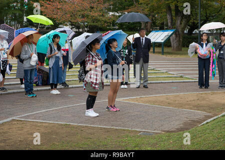 Nagasaki, Japan - 23. Oktober 2018: Studenten sprechen und Respekt an der Nagasaki Atomic Bomb Monument, das sich in der regen Stockfoto