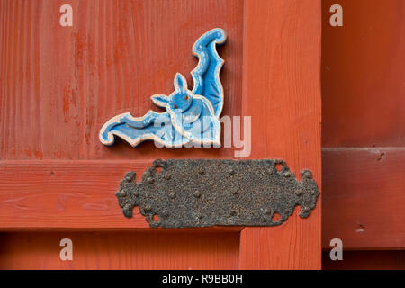 Nagasaki, Japan - 24. Oktober, 2018: Lucky bat Symbol Dekoration holzgeschnitzte auf eine Tür an der Sofukuji Tempel Stockfoto