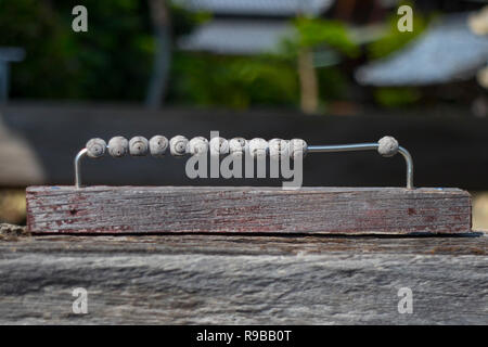 Nagasaki, Japan - Oktober 24, 2018 alte Stein Abacus in der Nähe des Tempels die Gebete zu zählen Stockfoto