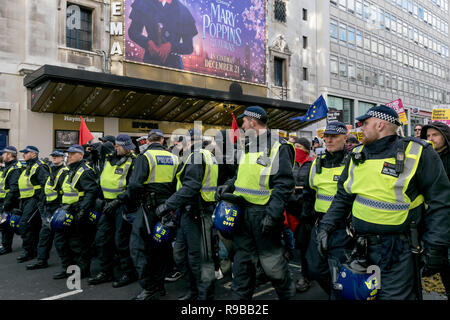 Die Bereitschaftspolizei während der anti-faschistischen und Tommy Robinson Protest in London stattfand, Dezember 2018. Stockfoto