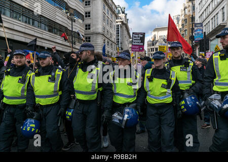 Die Bereitschaftspolizei während der anti-faschistischen und Tommy Robinson Protest in London stattfand, Dezember 2018. Stockfoto