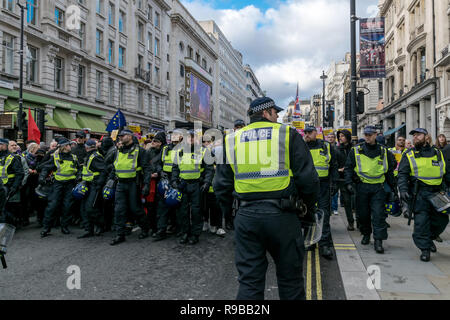 Die Bereitschaftspolizei während der anti-faschistischen und Tommy Robinson Protest in London stattfand, Dezember 2018. Stockfoto