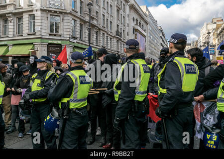 Die Bereitschaftspolizei während der anti-faschistischen und Tommy Robinson Protest in London stattfand, Dezember 2018. Stockfoto