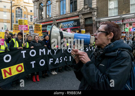 Dezember, 2018, Whitehall, London, UK. Tausende von Menschen gegen die rechtsextreme Partei BNP, die EDL und die kostenlose Tommy Robinson März gezeigt. Stockfoto