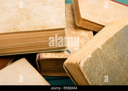 Verstreuten alten und gebrauchten gebundene Bücher oder Text Bücher Stockfoto
