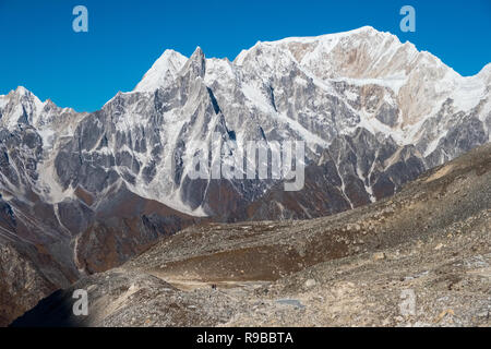 Zwei Wanderer aus dem Larkya Pass auf den Manaslu Circuit Trek in Nepal Himalaya Stockfoto